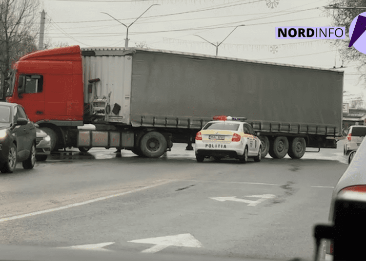 VIDEO // O mașină și un TIR s-au tamponat la Bălți