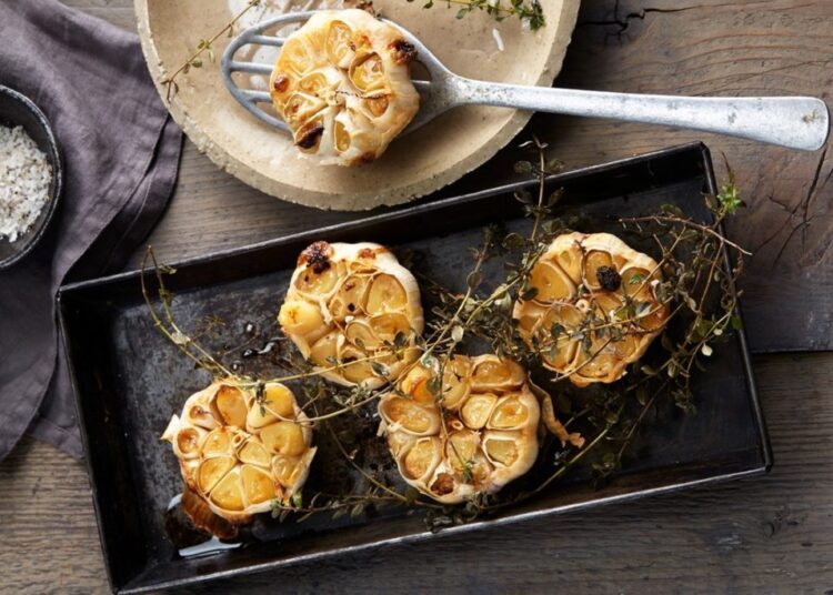 Cinci beneficii ale usturoiului copt. Are o aroma domoală, un gust dulce și untos