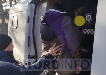 VIDEO // De sărbători, în închisoare. Tânărul de 19 ani, care a provocat accidentul cu trei morți la Edineț, încătușat în sala de judecată