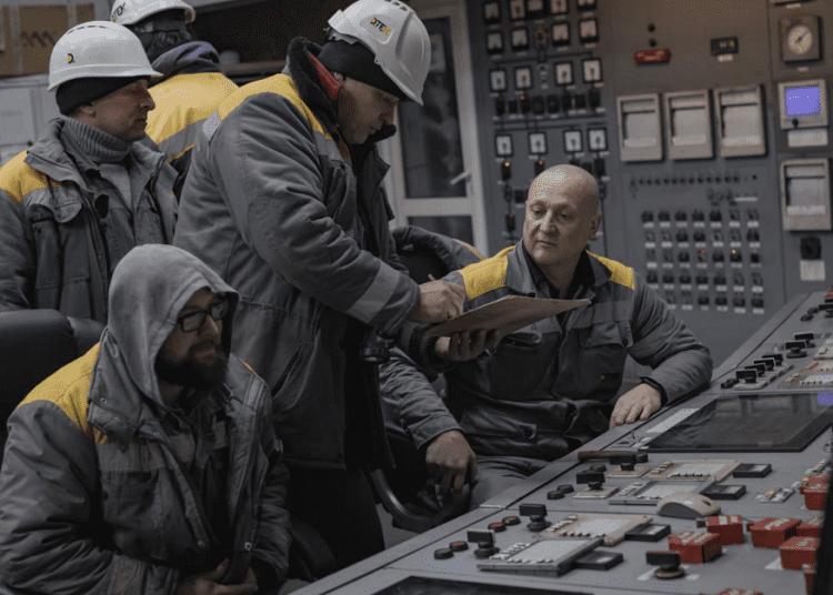 „Cineva trebuie să rămână aici”. Chinul inginerilor ucraineni de a salva centralele electrice de bombardamente