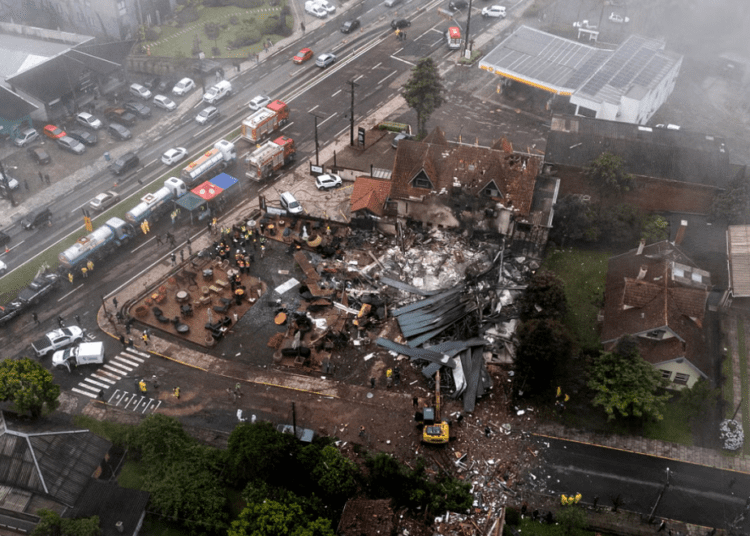 Un avion de mici dimensiuni s-a prăbuşit într-un oraş din Brazilia. Cel puțin 10 oameni au murit