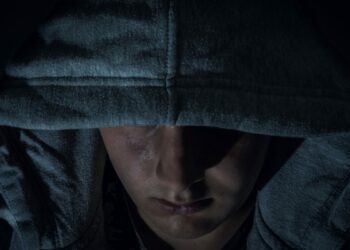 Россиянин отрезал мизинец 10-летнему сыну за непослушание, запер его в квартире и поджег