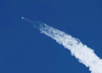 Ракета компании SpaceX взорвалась во время испытаний, что вынудило авиакомпании отказаться от полетов