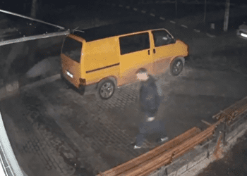 VIDEO // A spart trei mașini parcate în curtea unui bloc de locuit din Bălți