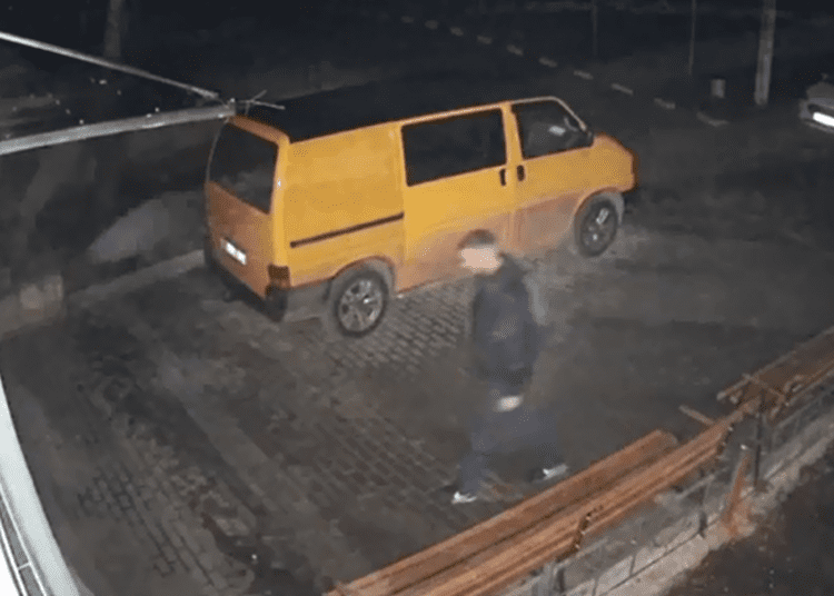 VIDEO // A spart trei mașini parcate în curtea unui bloc de locuit din Bălți