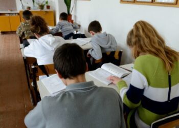 Elevii au revenit în clase, în 10 școli cu predare în română din estul țării