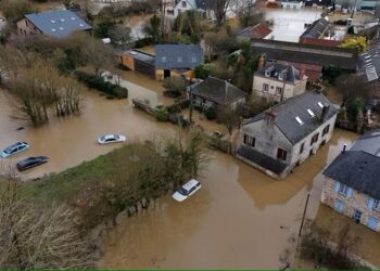 Ploi record și inundații severe în vestul Franței: Circa o mie de persoane au fost evacuate
