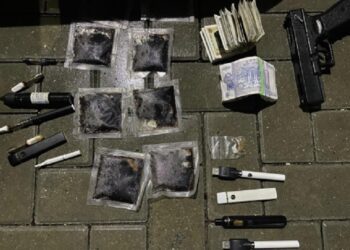 VIDEO // Țigări electonice cu ulei de cannabis și bani, găsite la doi traficanți de droguri