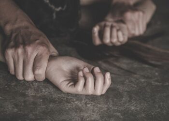 O badantă moldoveancă din Italia, violată de un grup de bărbați