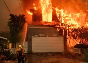 Incendiu devastator în Los Angeles: 30.000 de oameni, evacuați