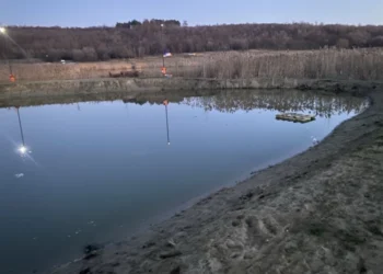 VIDEO // Copil de 7 ani, salvat de la înec. Se afla pe o plută din lemn, la mijlocului iazului