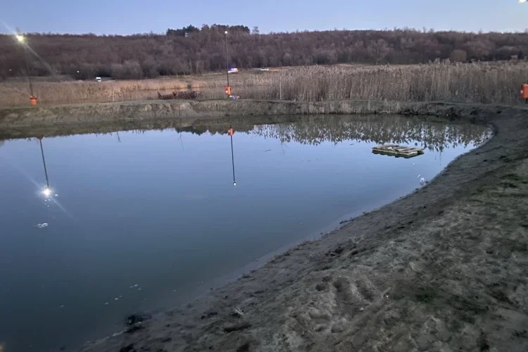 VIDEO // Copil de 7 ani, salvat de la înec. Se afla pe o plută din lemn, la mijlocului iazului