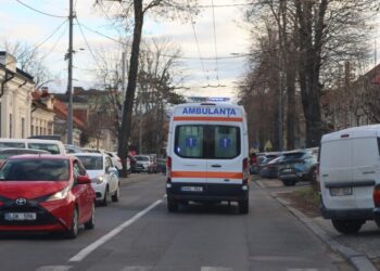 O femeie beată a vrut să bată o echipă de medici de pe ambulanță
