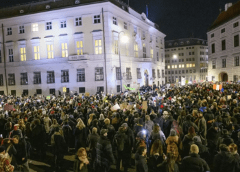 Zeci de mii de oameni au protestat la Viena față de preluarea puterii de extrema dreaptă: „Mi-e teamă pentru Europa, oamenii votează autocraţi nebuni”