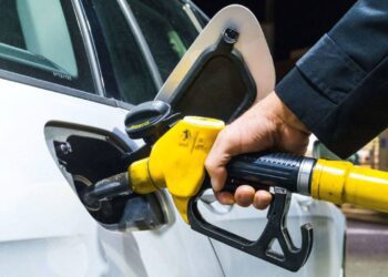 Benzina va costa mai mult de 24 de lei. De ce se scumpesc carburanții