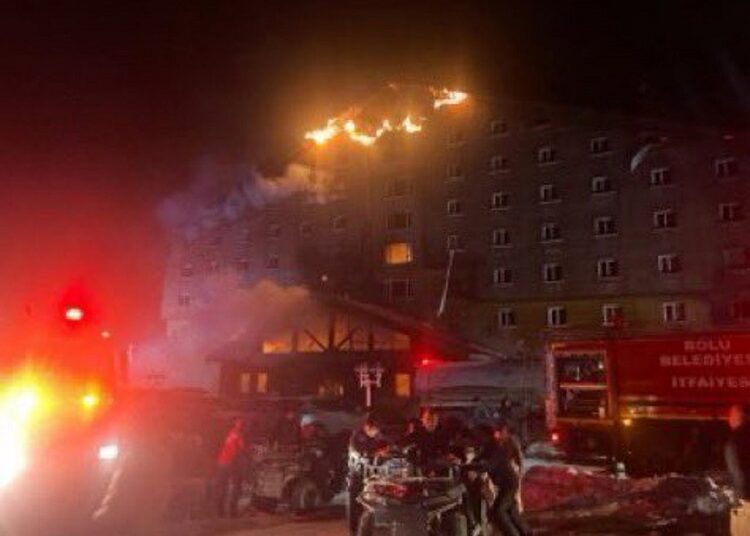 Incendiu la un hotel dintr-o stațiune de schi din Turcia: 10 oameni au murit, alți zeci sunt răniți
