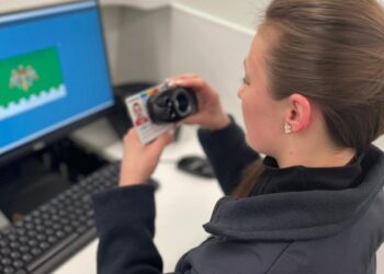 Au vrut să treacă frontiera cu permise de conducere false