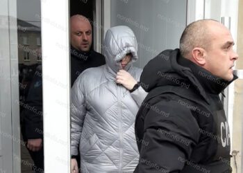 VIDEO // Își ascunde fața și ignoră jurnaliștii. Momentul în care Olga Iurcenco, șef-adjunct la DÎTS Bălți, este reținută de CNA