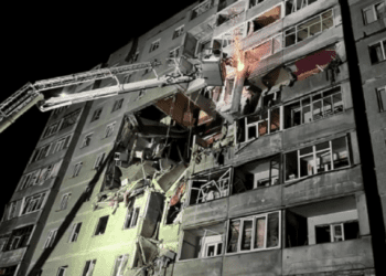 Patru morţi la Sumî, după ce o dronă rusească a lovit un bloc de locuinţe