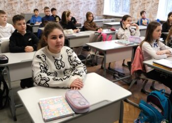 FOTO // Două școli din Chișinău, cu elevi refugiați din Ucraina, dotate cu mobilier nou