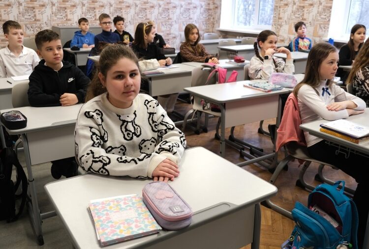 FOTO // Două școli din Chișinău, cu elevi refugiați din Ucraina, dotate cu mobilier nou