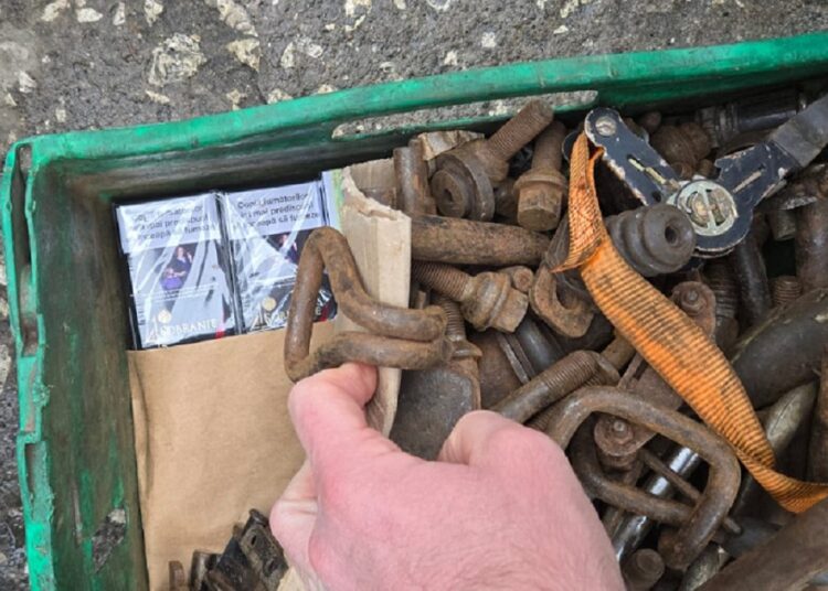 Sute de pachete de țigări, depistate la vama Costești