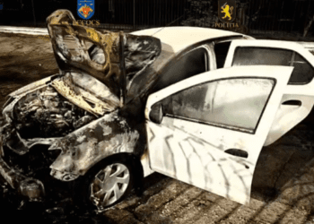 VIDEO // Bărbatul care ar fi incendiat mașina poliției, în ziua alegerilor prezidențiale, reținut. Câți bani a primit pentru fapta comisă
