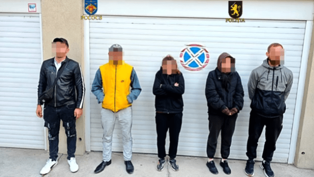 VIDEO // Planificau să dea foc ușii de la intrarea în CEC. Cinci persoane, trimise în judecată