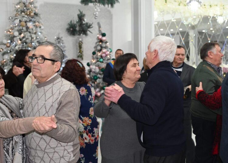 FOTO // Cele mai longevive cupluri din Edineț, felicitate de primar. Au dansat vals și au primit cadouri