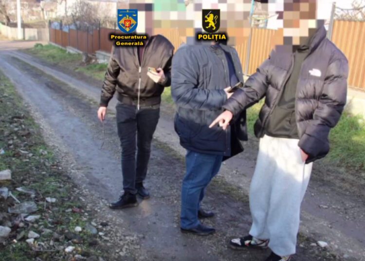 VIDEO // Un minor din Edineț, reținut în timp ce distribuia droguri