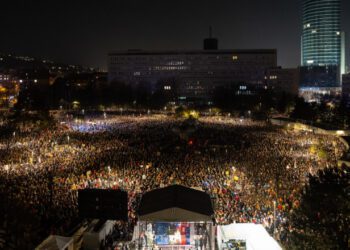 VIDEO // Mii de persoane au protestat la Bratislava față de politica prorusă a premierului Fico. „Suntem Europa!”