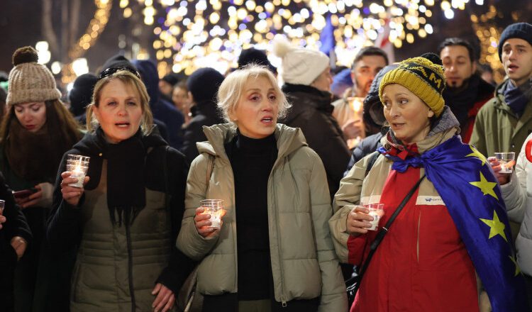 VIDEO // Mii de georgieni au ieșit în stradă de Crăciun pentru a protesta față de politicile pro-Putin ale guvernului de la Tbilisi