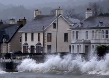 Furtuna Eowyn a lăsat peste 500.000 de locuințe fără curent în Irlanda: „Infrastructura electrică a suferit daune fără precedent”