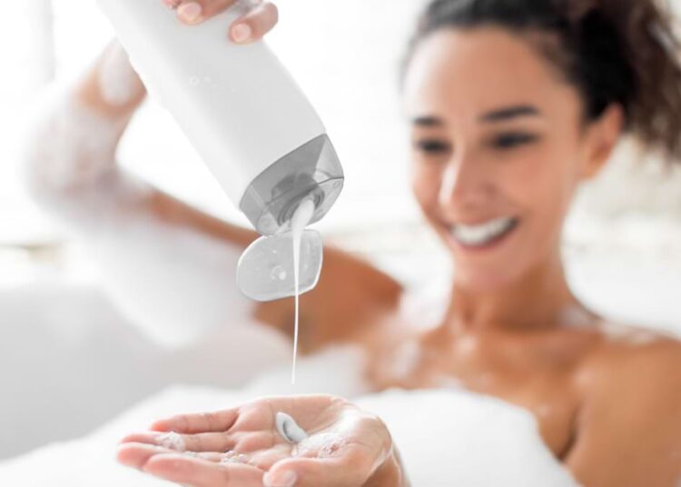 Șamponul micelar – cărui păr i se potrivește și cum acționează?