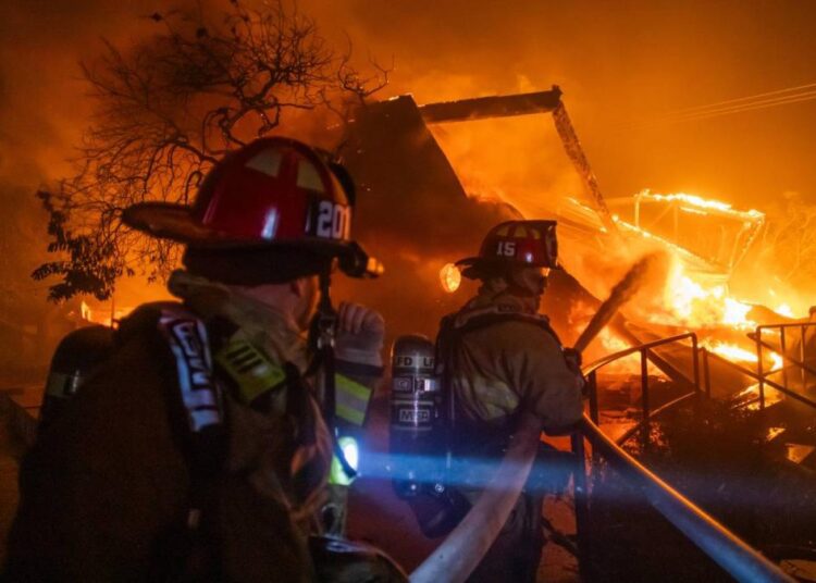 Zece morți, 1,5 milioane de oameni fără curent și 10 mii de clădiri distruse de incendiile din Los Angeles