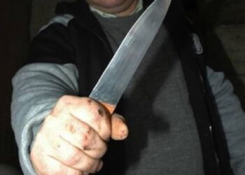 Un tată din Ocnița și-a rănit fiul cu cuțitul pentru că nu a vrut să-i dea banii din colindat