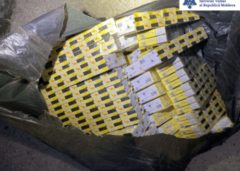 Vameșii au descoperit 500 de pachete de țigări ascunse sub roata de rezervă a unui autoturism