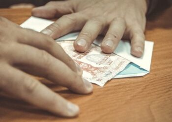 Au promis adaos la pensie de 1000 de lei pentru a vota un anumit candidat la prezidențiale. Două femei din Drochia și Hîncești – în judecată
