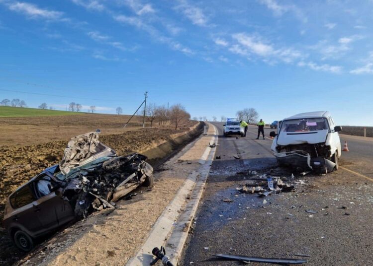 FOTO // Accident grav în nordul țării. Un șofer a ajuns cu mașina în șanț după ce a suferit o criză hipoglicemică