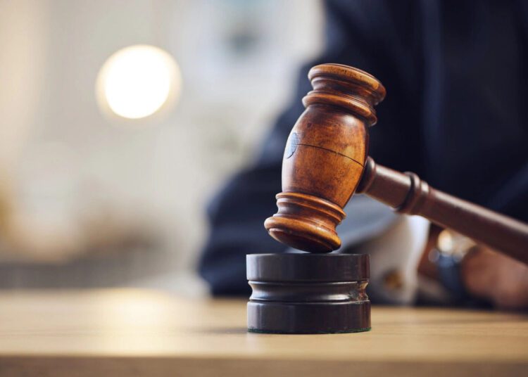 Trei bărbați, învinuiți de răpirea și violarea în grup a unei femei. Riscă până la 25 de ani de închisoare