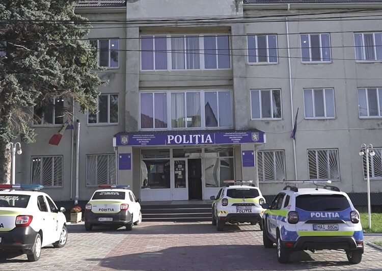 Sediul Inspectoratului de Poliție Edineț, vandalizat. O femeie a fost reținută