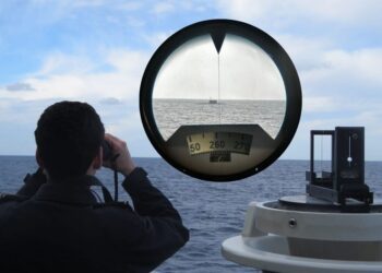 FOTO // Un submarin rusesc a fost surprins de nave NATO când a ieșit la suprafață, în Atlantic