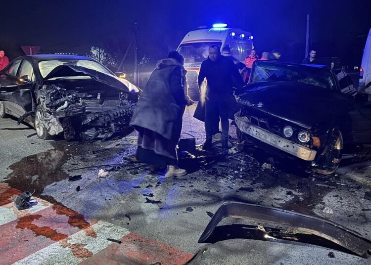 FOTO/VIDEO // Accident grav în Fălești. Trei persoane, descarcerate. Șoferul a fugit de la fața locului