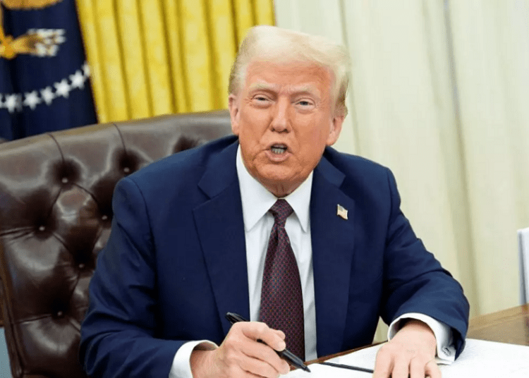 Donald Trump impune tarife fără precedent Columbiei, deoarece zborurile migranților deportați sunt refuzate. „E doar începutul”