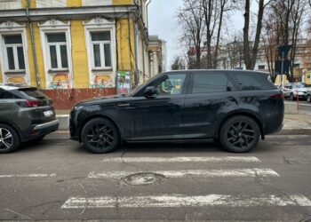 Mașinile parcate neregulamentar vor fi evacuate doar dacă creează blocaje