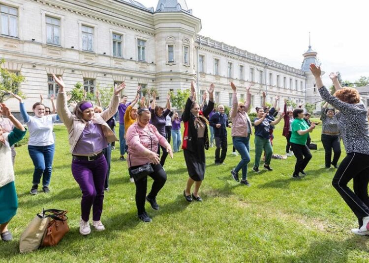 Proiecte pentru vârstnici: Ministerul Muncii lansează apelul pentru granturi mici în domeniul îmbătrânirii active