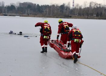 Un pescar a fost salvat de la înec, după ce s-a prăbușit sub gheața unui lac