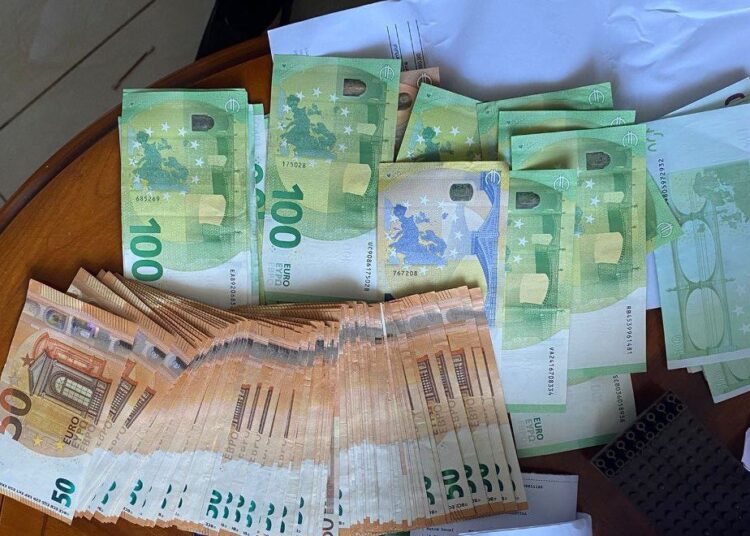 VIDEO // Trei cetățeni sosiți din Cehia, cercetați penal pentru tentativă de contrabandă cu peste 69 000 de euro