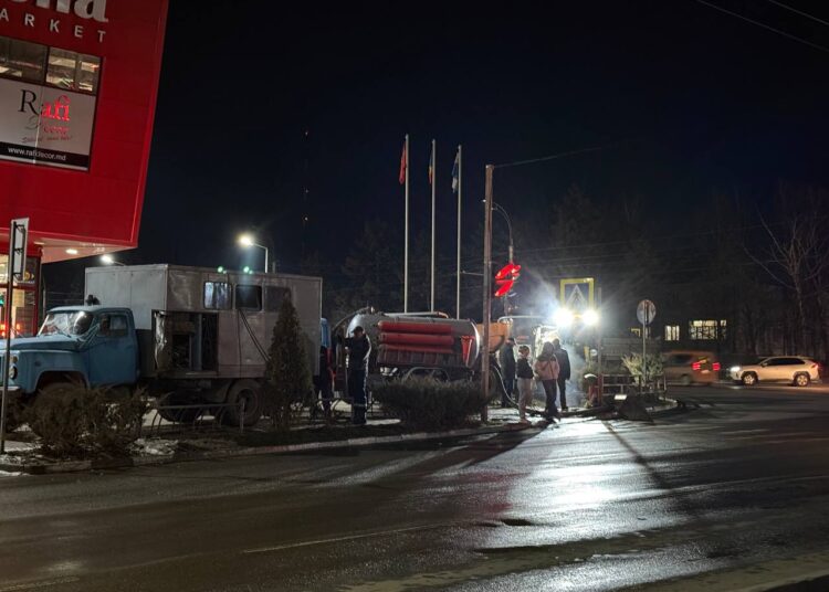 FOTO // În zi de Duminică, mai mulți locuitori din Bălți au rămas fără apă la robinet. Se muncește și la această oră