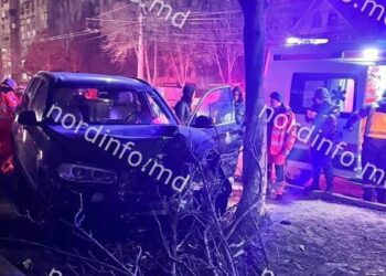 VIDEO // O șoferiță beată din Bălți a ajuns cu mașina într-un copac după ce a lovit un alt BMW